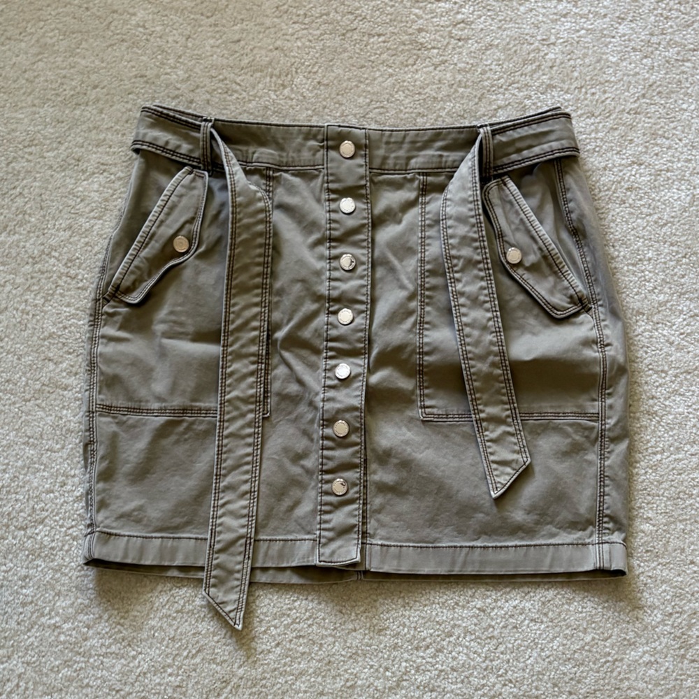 White House Black Market Women’s Button Detail Skirt. Removable Belt. Size 10.